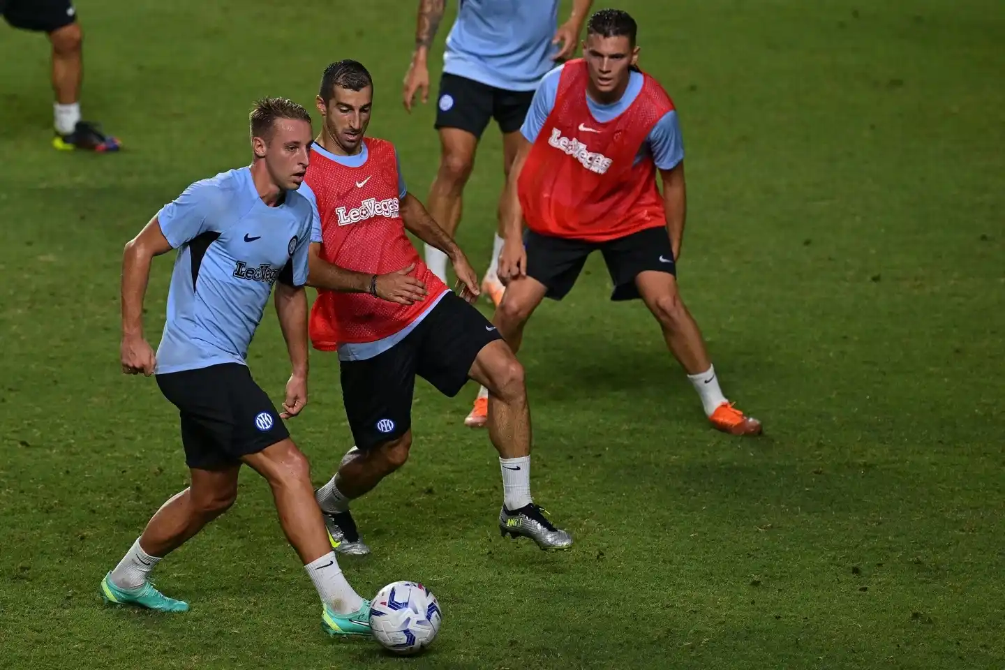 «Интер» Генриха Мхитаряна провел первую тренировку в Японии